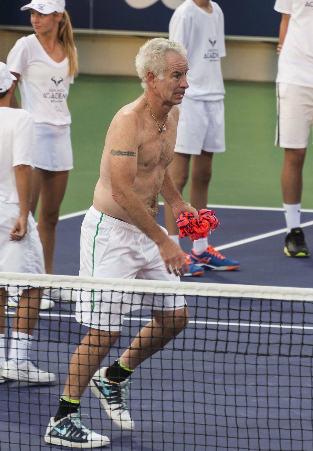 John McEnroe dokáže stále fanoušky pobavit