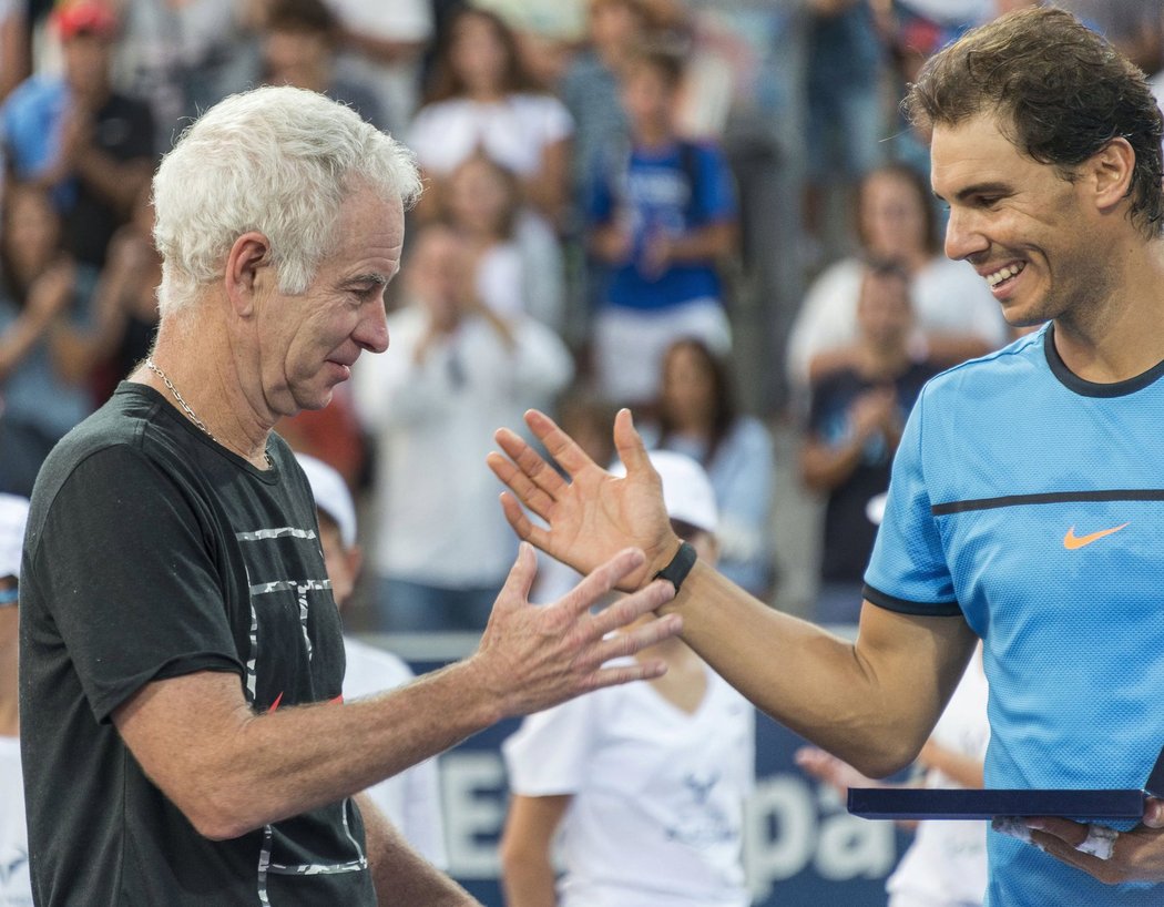 Rafael Nadal a John McEnroe po závěrečné exhibici