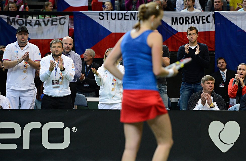 Petru Kvitovou dorazil na finále Fed Cupu podpořit i její přítel Adam Pavlásek (vpravo, stojící, v černém)