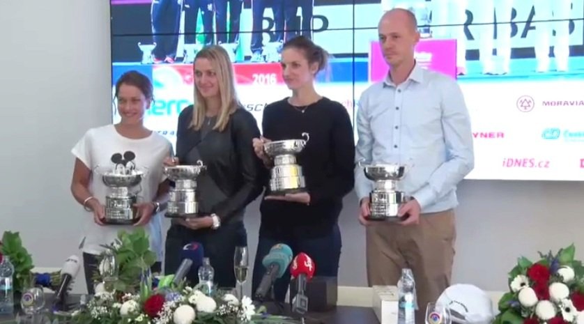 Zase jim patří Fed Cup! České tenistky po návratu domů z vítězného finále ve Francii.