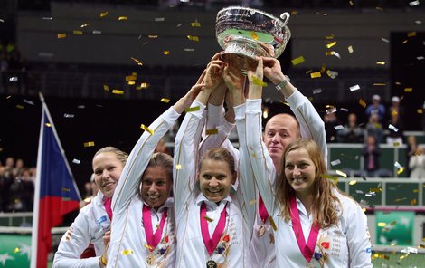 Vítězné juchání s trofejí. Nejlepší tenisový tým je z České republiky.