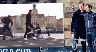 Tenisový virtuóz Federer? Zahrál si u Karlova mostu a málem spadl do Vltavy!
