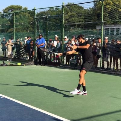 Federer pinkal před davem v Central Parku.