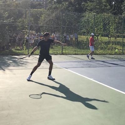 Roger není žádná celebrita. Klidně si během US Open pinkne v newyorkském parku.