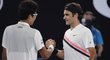 Roger Federer přijímá gratulaci k postupu od Čong Hjona