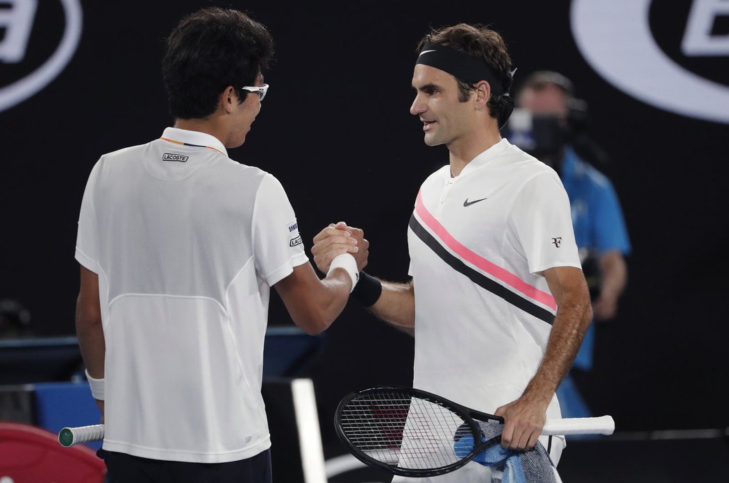 Roger Federer přijímá gratulaci k postupu od Čong Hjona