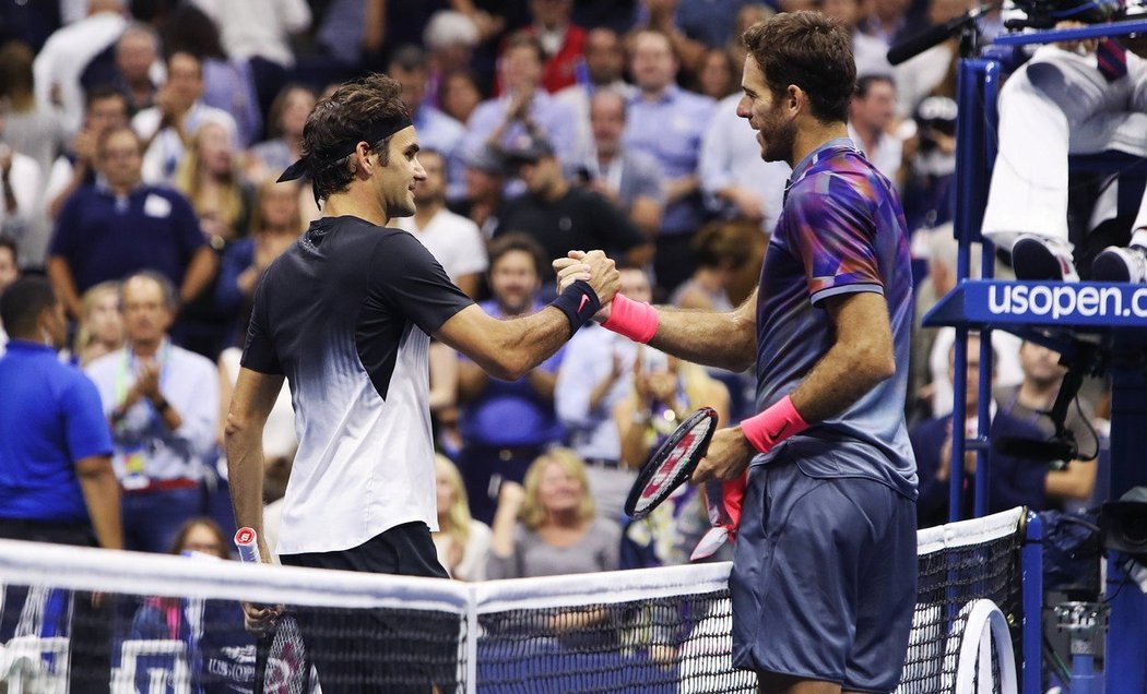 Federer gratuluje k vítězství Del Potrovi
