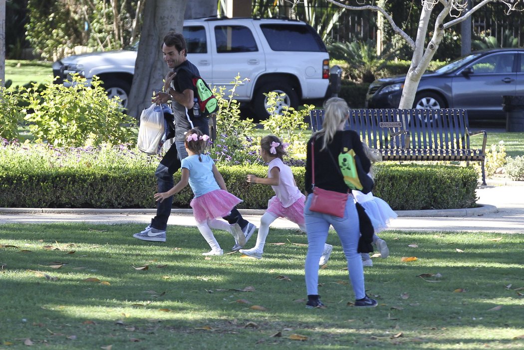 Tak, jako Federer běhá na kurtu, sportuje i se svými dětmi.