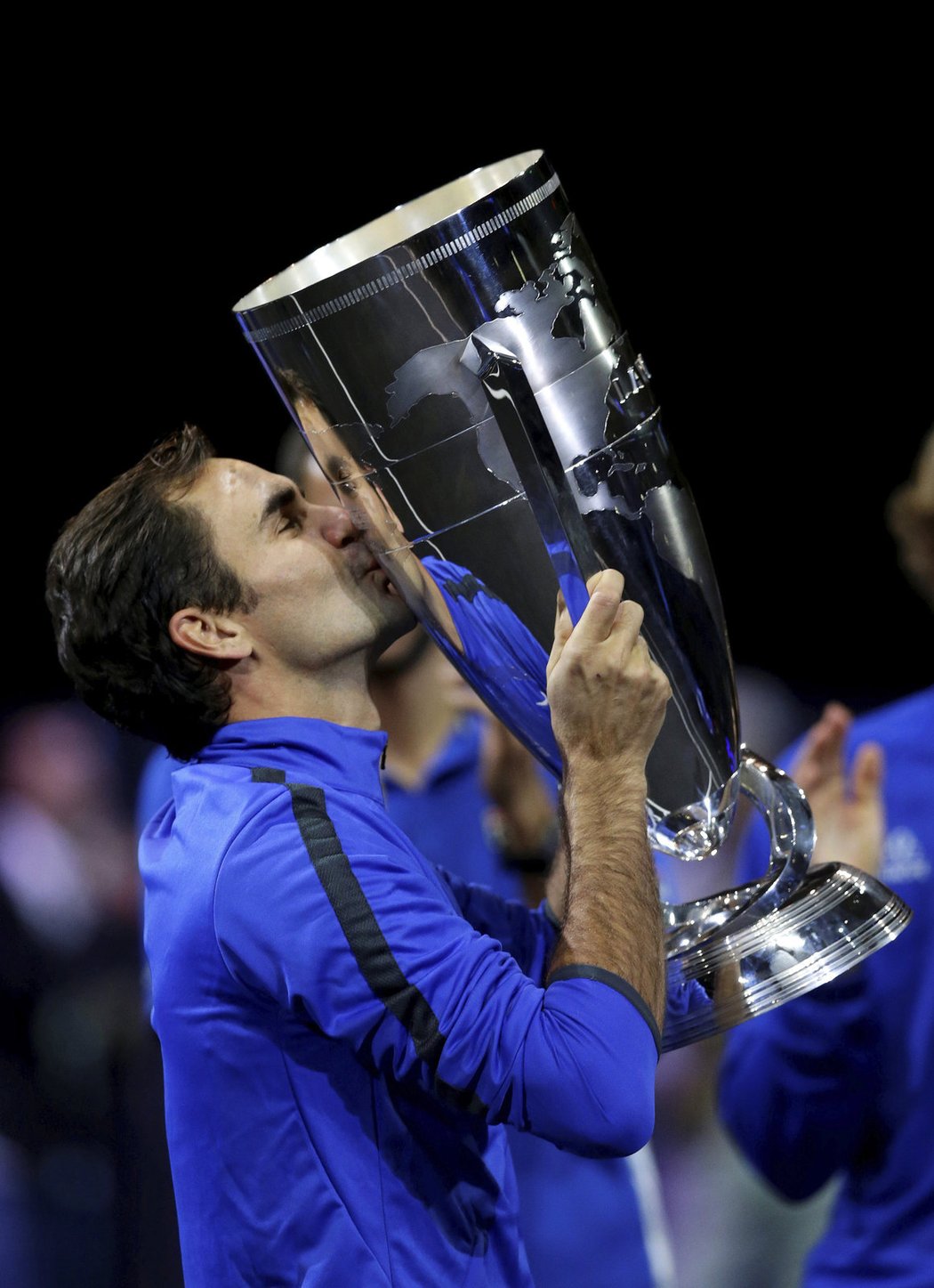 Štastný Roger Federer s pohárem za vítězství v Laver Cupu