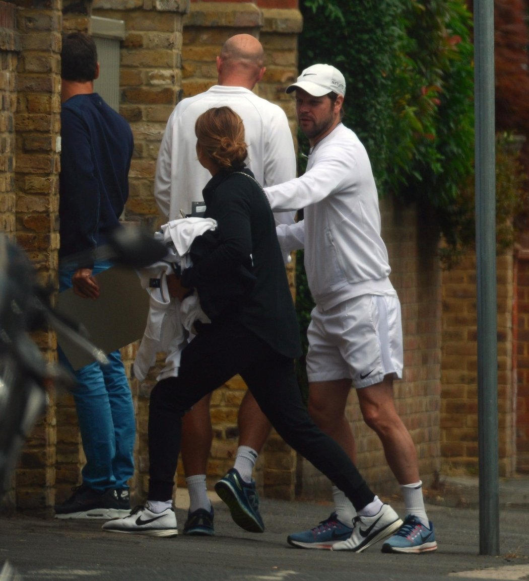 Neshody před Federerovým domeme v Londýně.