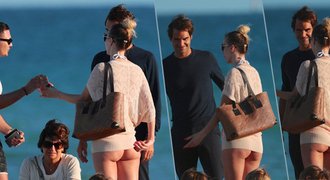 Rogere, chci fotku. Federera přepadla na pláži fanynka s nahým zadkem!