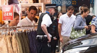 Když nakupuje Federer s Mirkou! Vypuklo šílenství, k zavřenému obchodu přijela policie