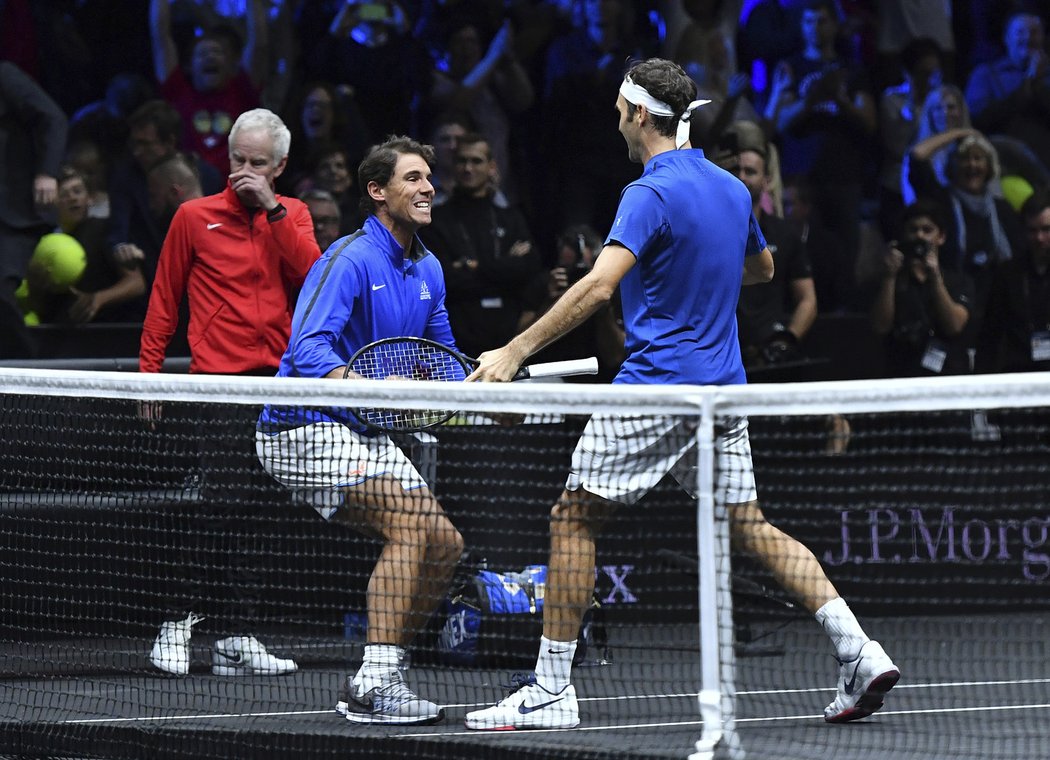 Roger Federer slaví vítězství nad Nickem Kyrgiosem spolu s Rafaelem Nadalem
