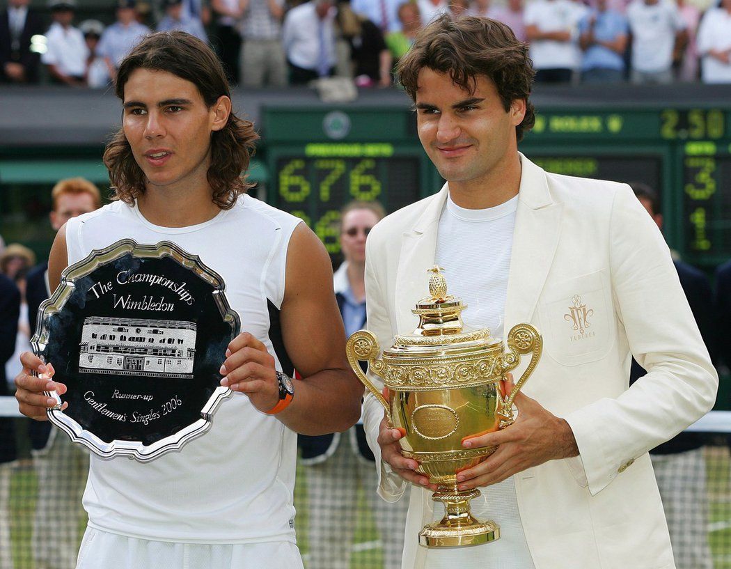 Roger Federe po finálovém wimbledonském vítězství nad Rafaelem Nadalem v roce 2006