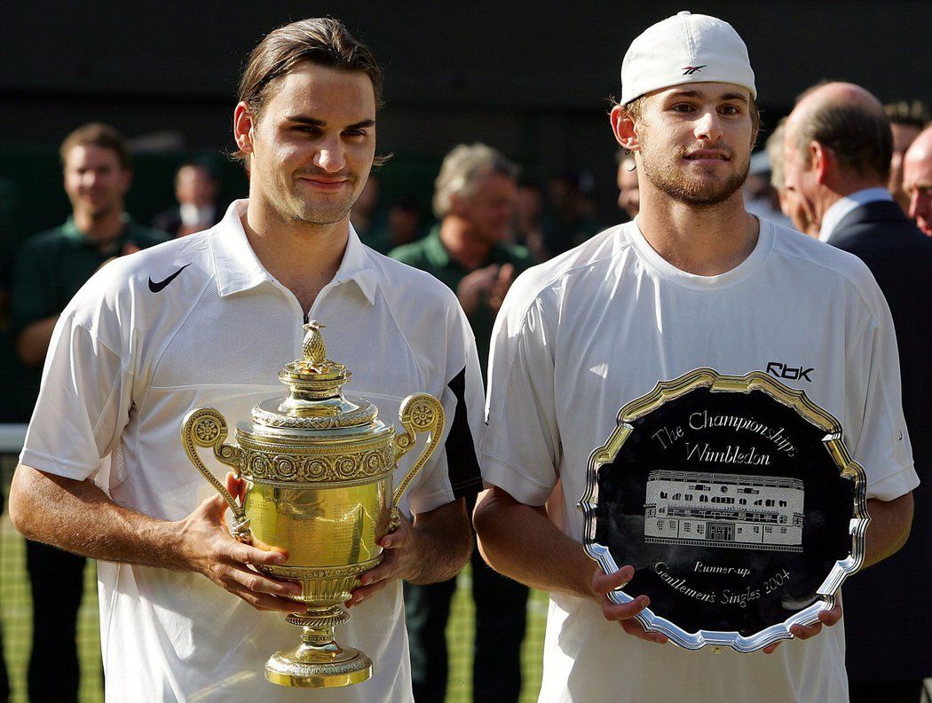 Roger Federer a Andy Roddick po finálovém zápase v roce 2004