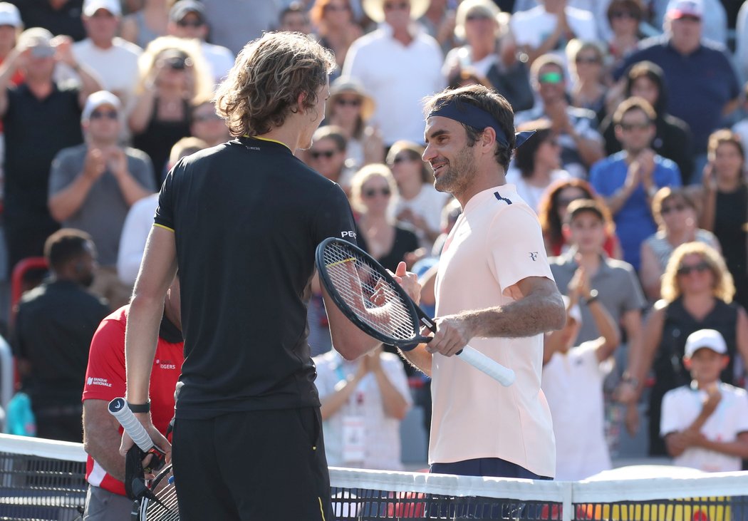 Federer gratuluje k výhře Alexanderu Zverevovi