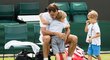 Roger Federer se svými syny Leem and Lennym na Wimbledonu