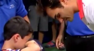 Frajer Federer! Plačícího chlapce vyprostil z davu a věnoval mu podpis