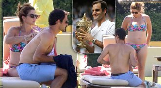 Dovolená táty Federera! Žena natřela záda, pokoje nejsou za hubičku