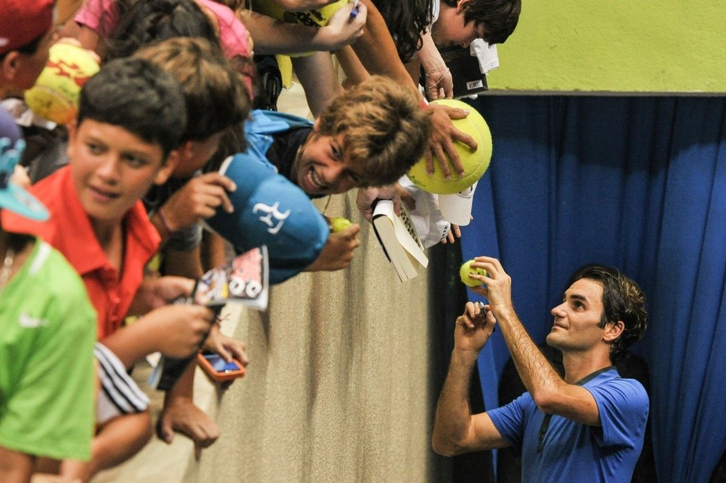 Při exhibici v Sao Paulu se Roger Federer ocitl v obležení fanoušků