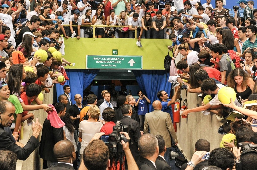 A pak že jsou v Brazílii populární hlavně fotbalisté... Roger Federer jim může směle konkurovat.