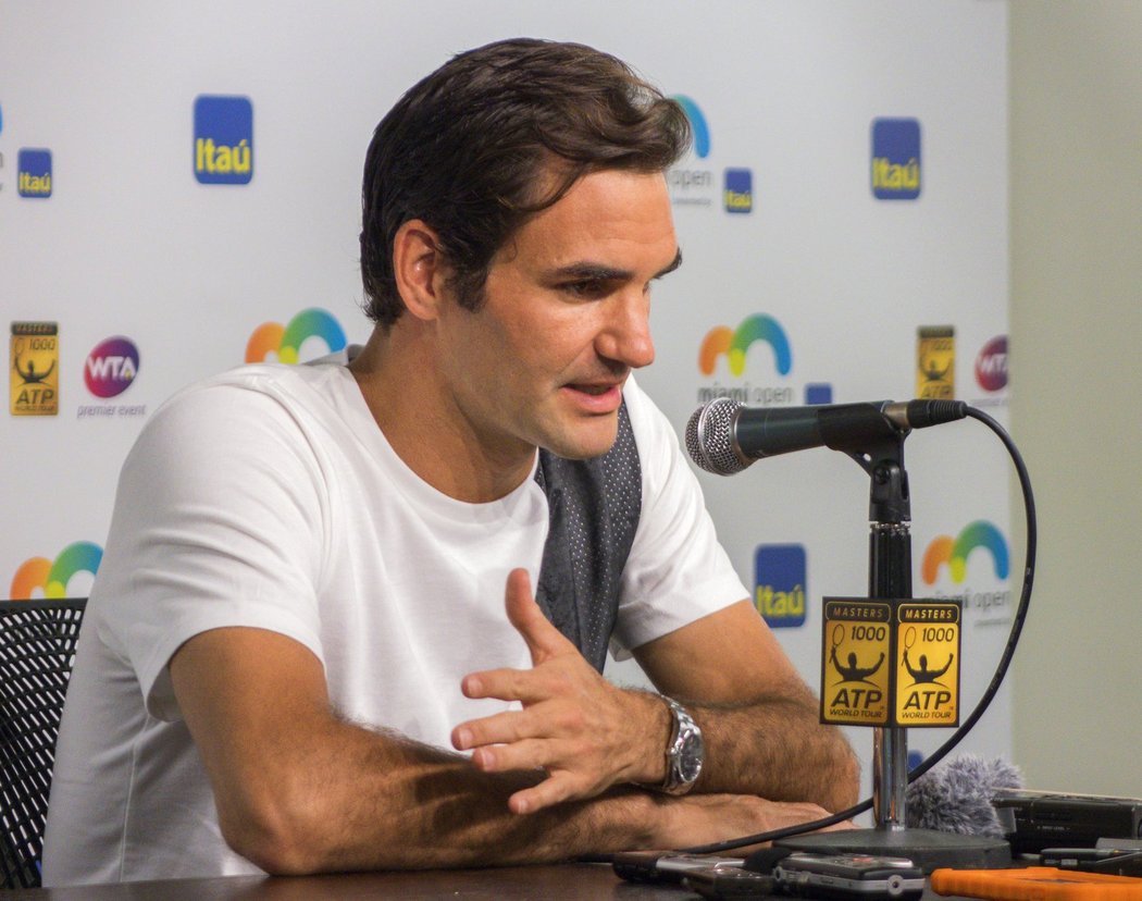 Roger Federer znovu odkládá návrat na kurty