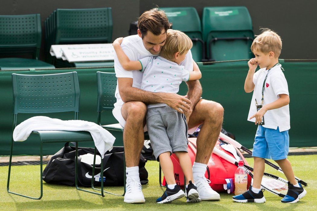 Roger Federer se svými syny Leem and Lennym na Wimbledonu