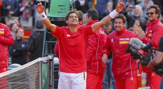 Francie drží v Davis Cupu naději na obhajobu, Španělsko velebí hrdinu Ferrera