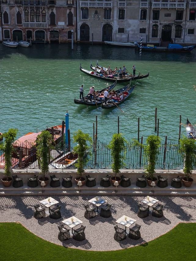 Výhled na Benátky mají novomanželé krásný.