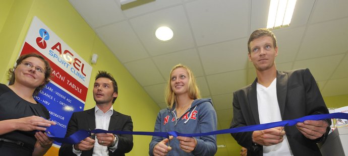 Pásku při otevření nové sportovní kliniky v Prostějově přestřihli Marek Jankulovski, Petra Kvitová a Tomáš Berdych