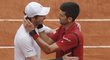 Andy Murray gratuluje Novaku Djokovičovi k triumfu na French Open