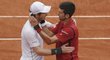 Andy Murray gratuluje Novaku Djokovičovi k triumfu na French Open