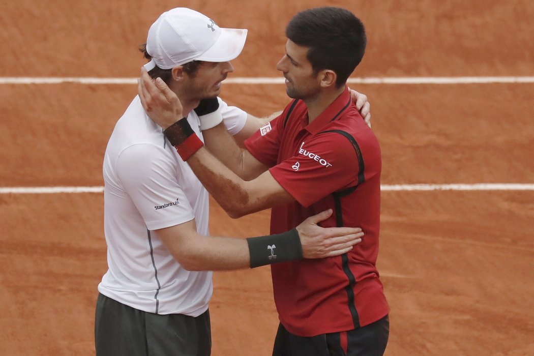 Andy Murray gratuluje Novaku Djokovičovi k triumfu na French Open