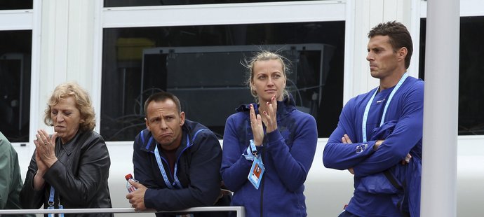 Kvitová tleská své bývalé lásce Adamu Pavláskovi k vyhrané premiéře na French Open.