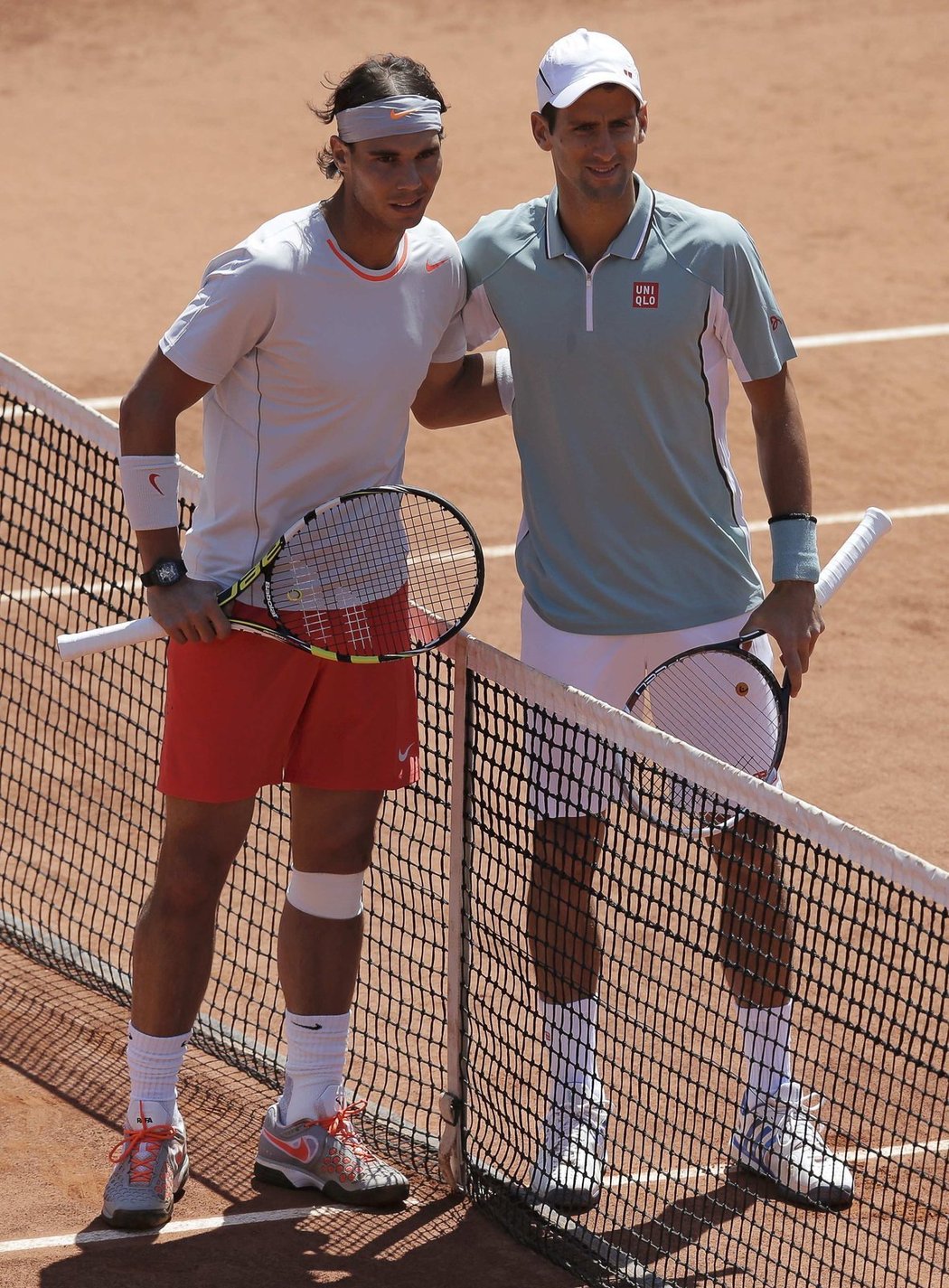 Rafael Nadal a Novak Djokovič před začátkem semifinále na French Open