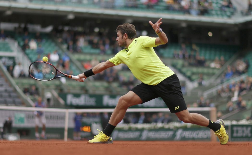 Wawrinka se natahuje po servisu Lukáše Rosola