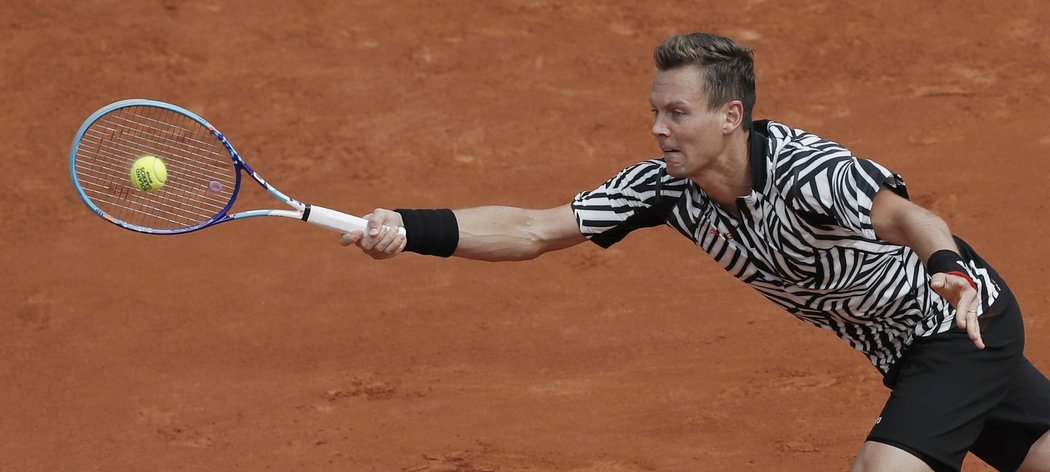    Tomáš Berdych se natahuje po voleji