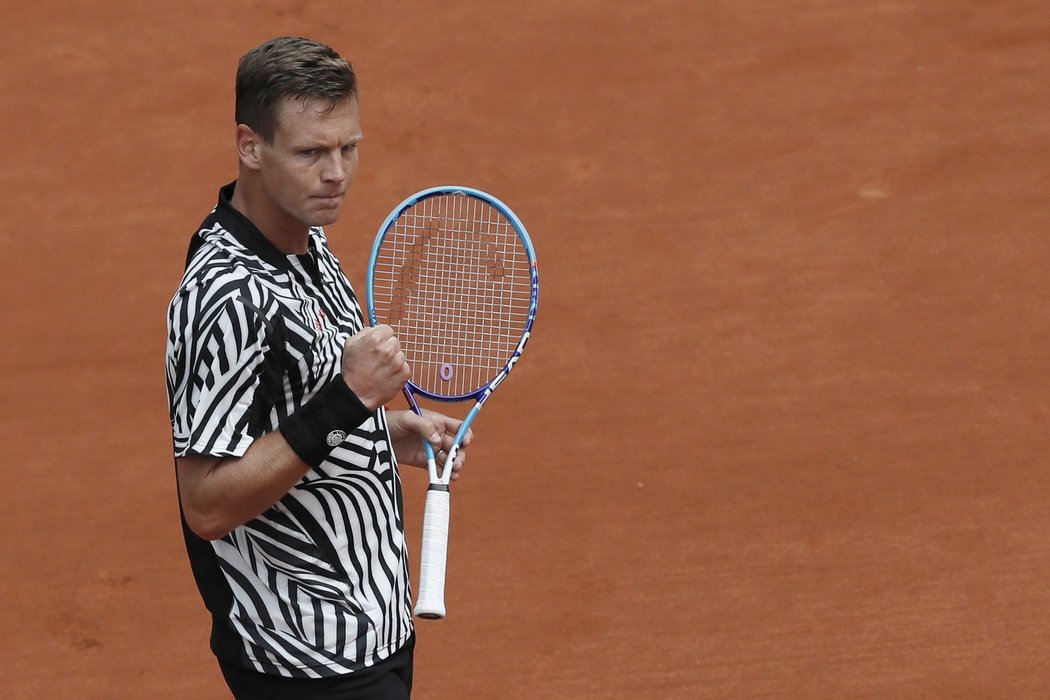 Tomáš Berdych slaví vítězství nad Džazirim