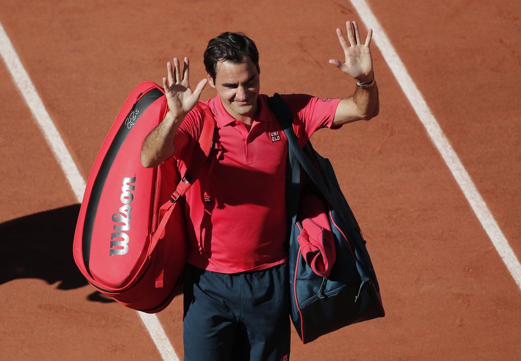 Roger Federer zdraví diváky v Paříži