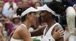 Garbiňe Muguruzaová přijímá gratulace od Venus Williamsové