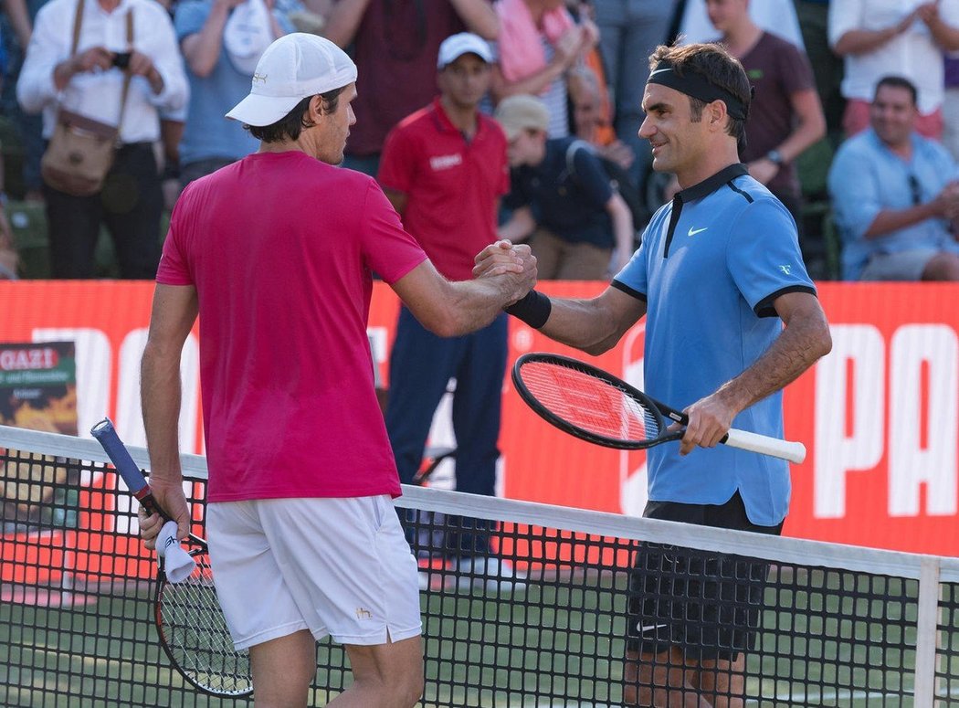 Tommy Haas přijímá gratulaci od Rogera Federera