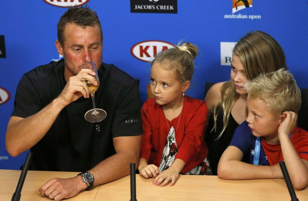 Hewitt přišel i s dětmi na tiskovou konferenci.