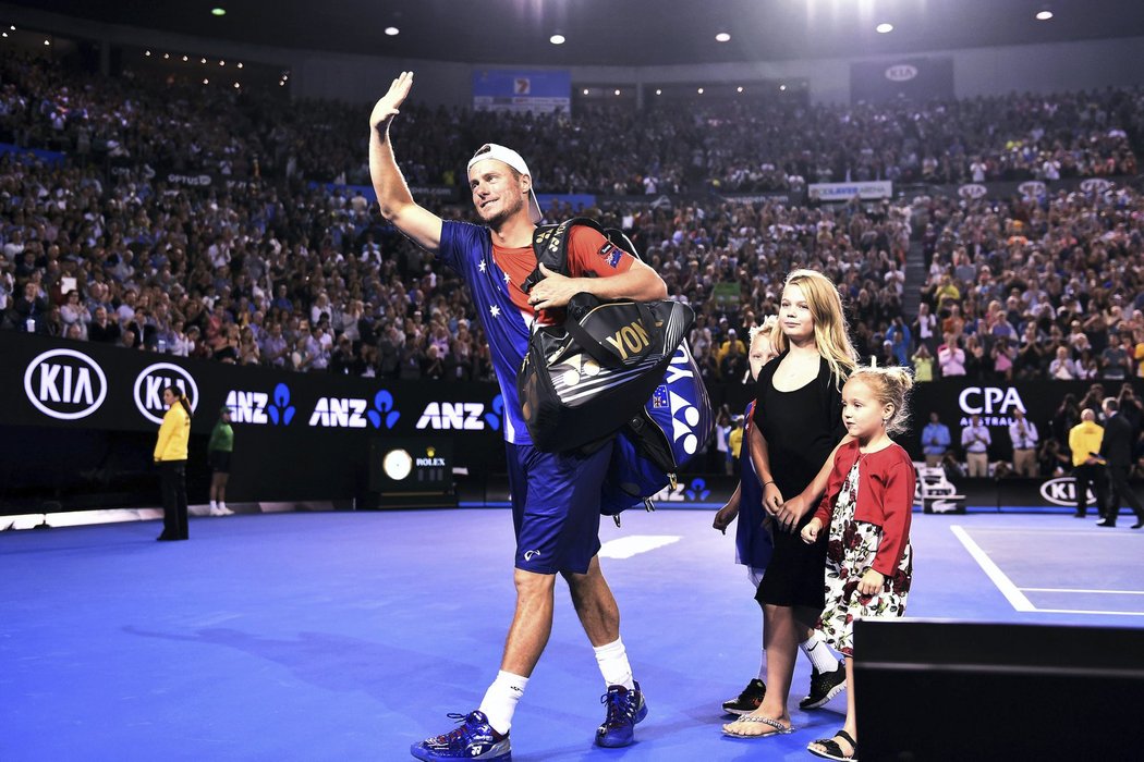 Lleyton Hewitt opouští stadion Roda Lavera