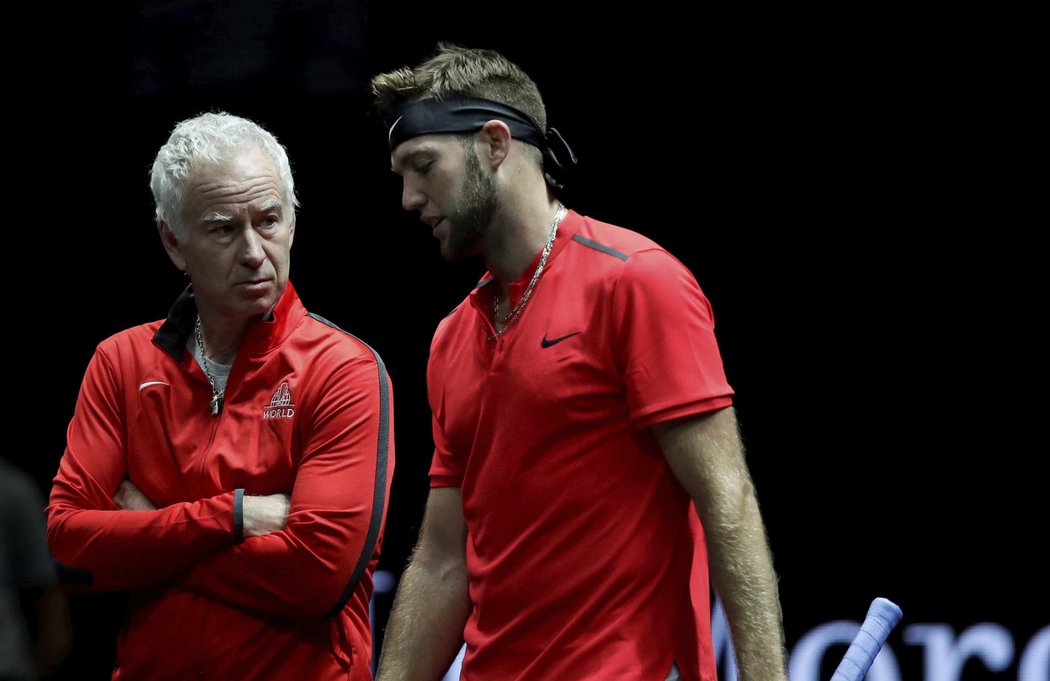 Jack Sock poslouchá rady od svého kapitána Johna McEnroa