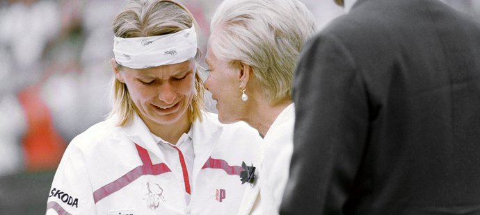 Blízko wimbledonského triumfu byla Jana Novotná v roce 1993. Po prohraném finále se tehdy rozplakala na rameni vévodkyně z Kentu.