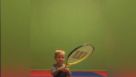 Jiřík by rád hrál tenis, první trénink mu šel skvěle i když je pro něj raketa velice těžká.