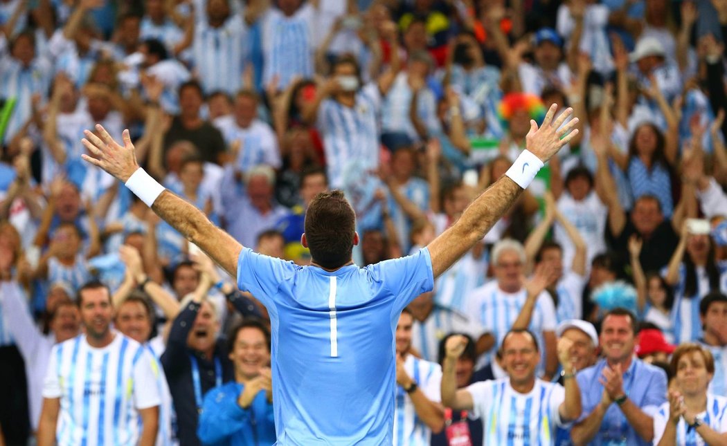 Juan Martin del Potro slaví druhý bod pro Argentinu spolu s fanoušky