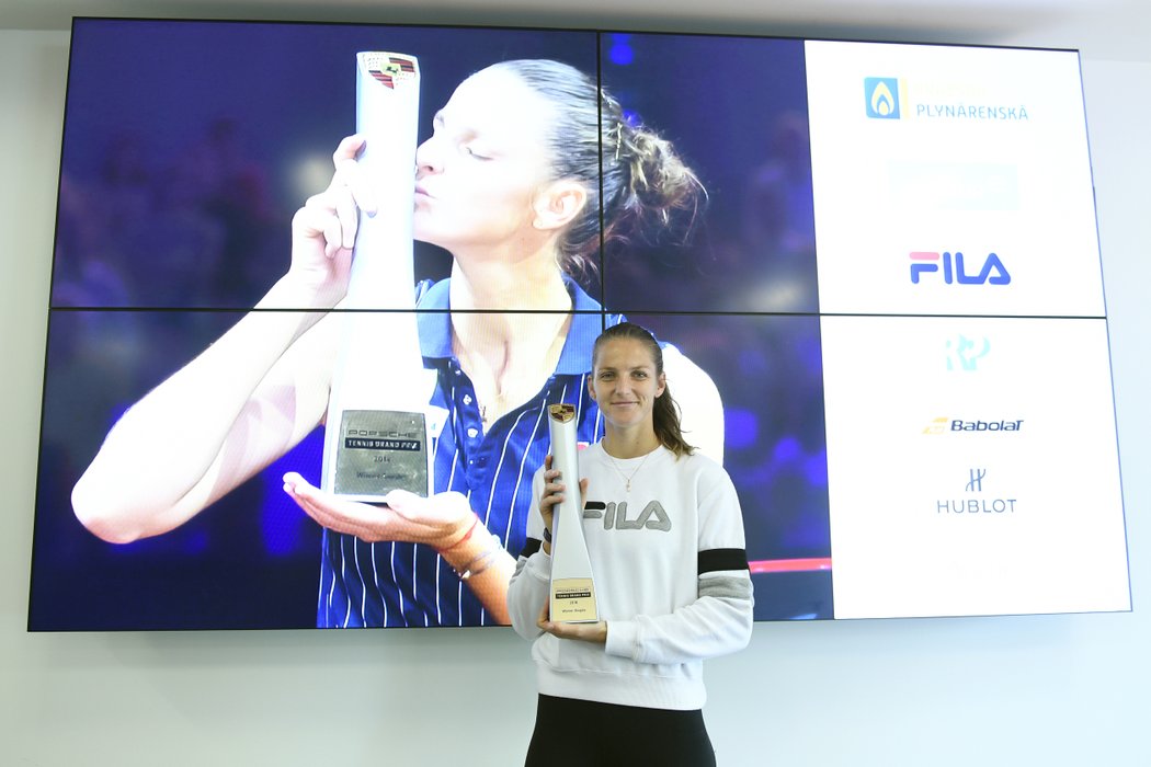 Plíšková ukazuje trofej, kterou vybojovala na turnaji ve Stuttgartu