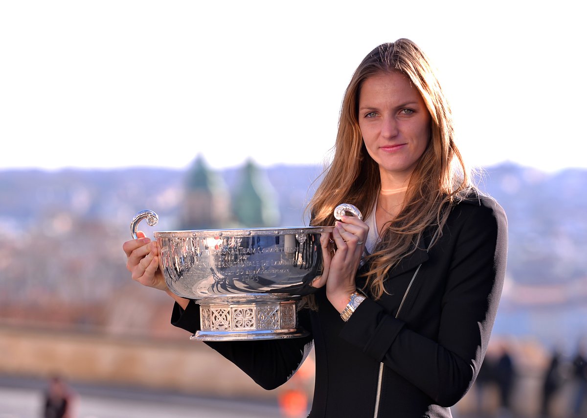 2015. Karolína Plíšková zapózovala na Pražském hradě s trofejí pro vítězky Fed Cupu.