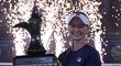 Barbora Krejčíková s trofejí pro vítězku turnaje v Dubaji
